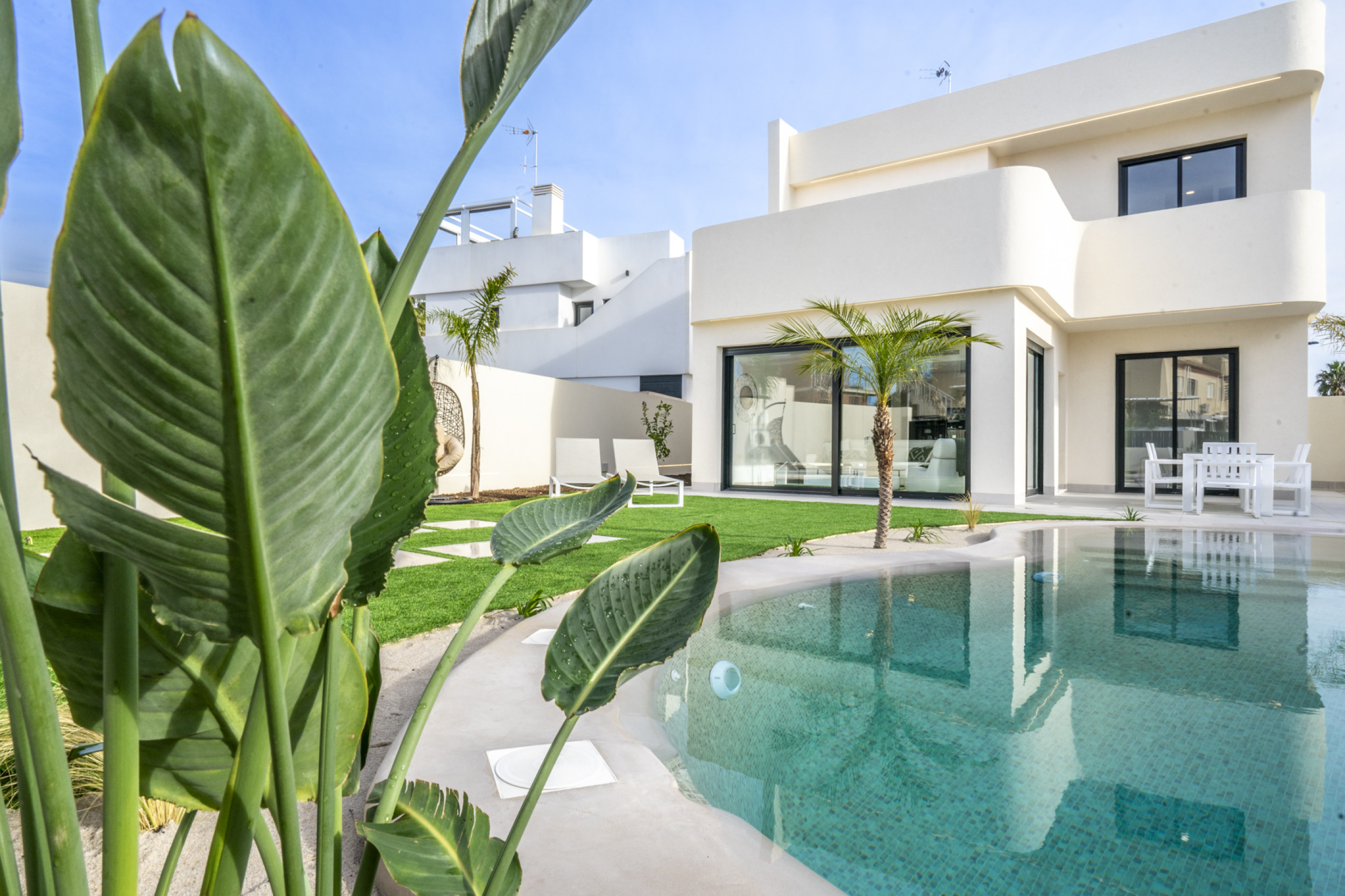 Villa in Roldan - view 1