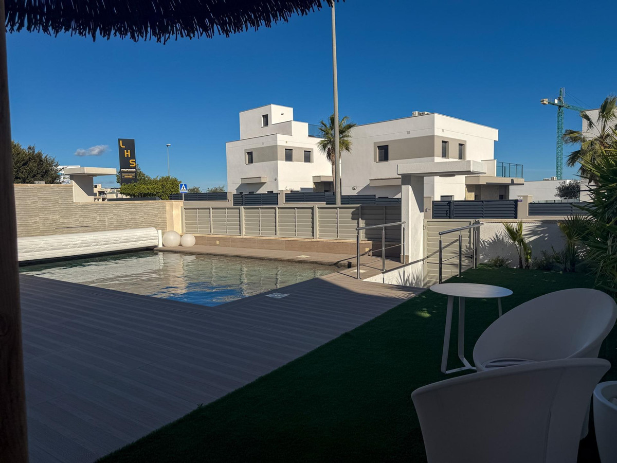 Villa in San Miguel de Salinas - Image 3