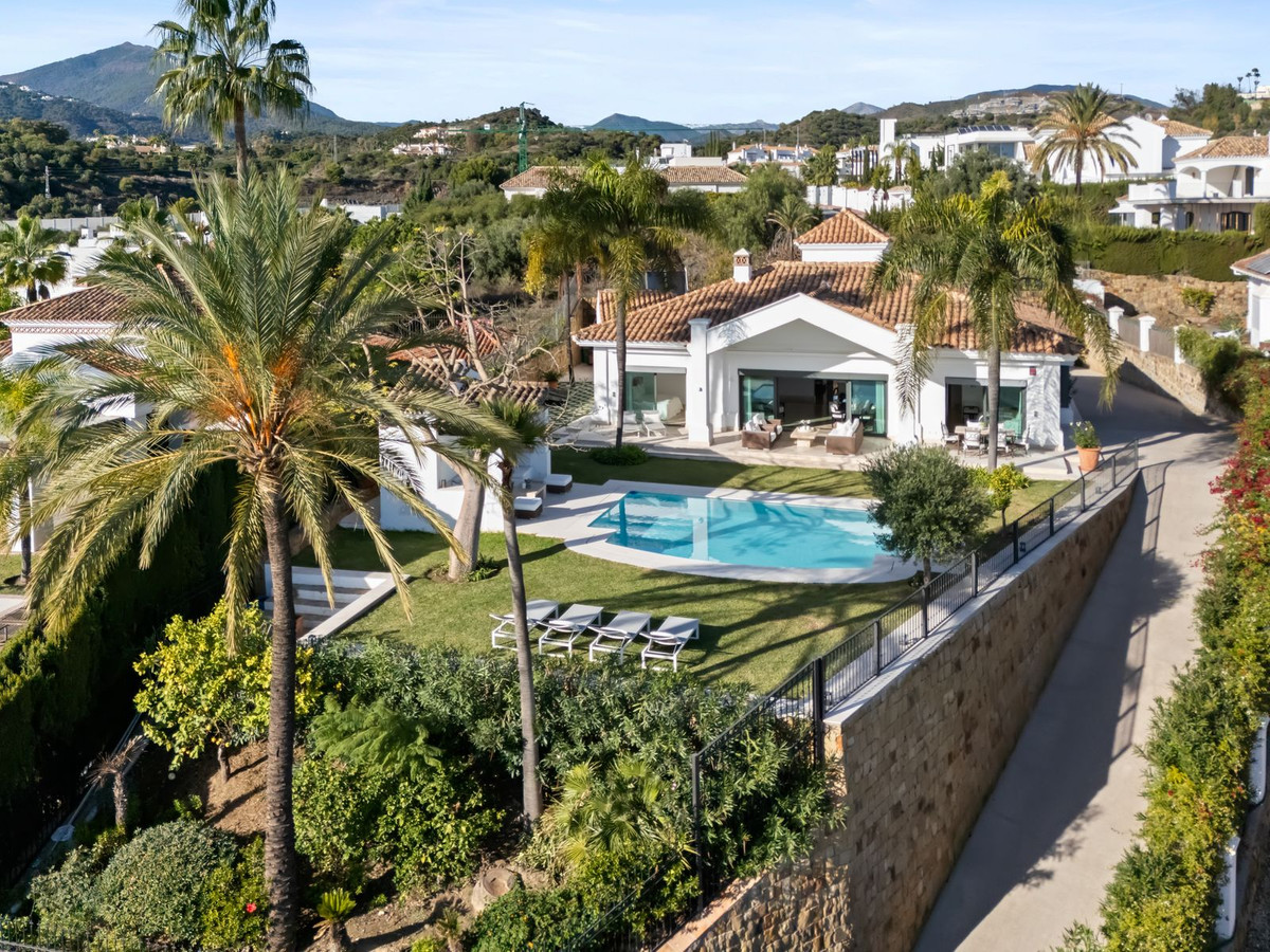 Villa in Nueva Andalucia - Image 2