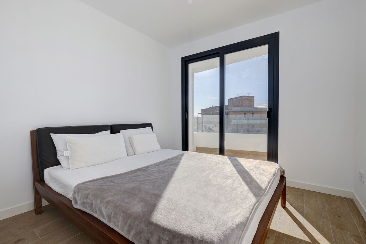 House in Estepona - Image 3