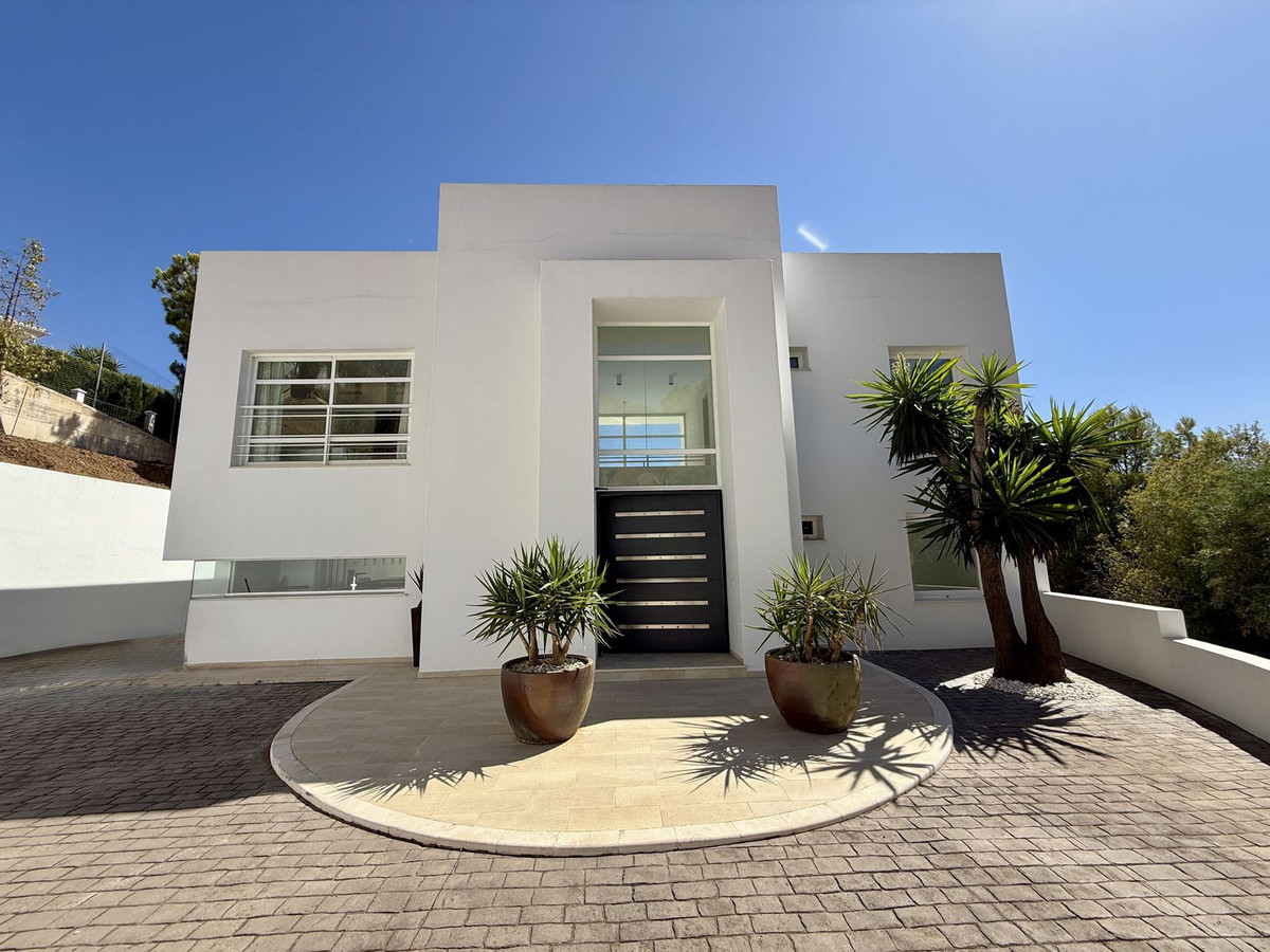 Villa in Mijas Costa - Image 3