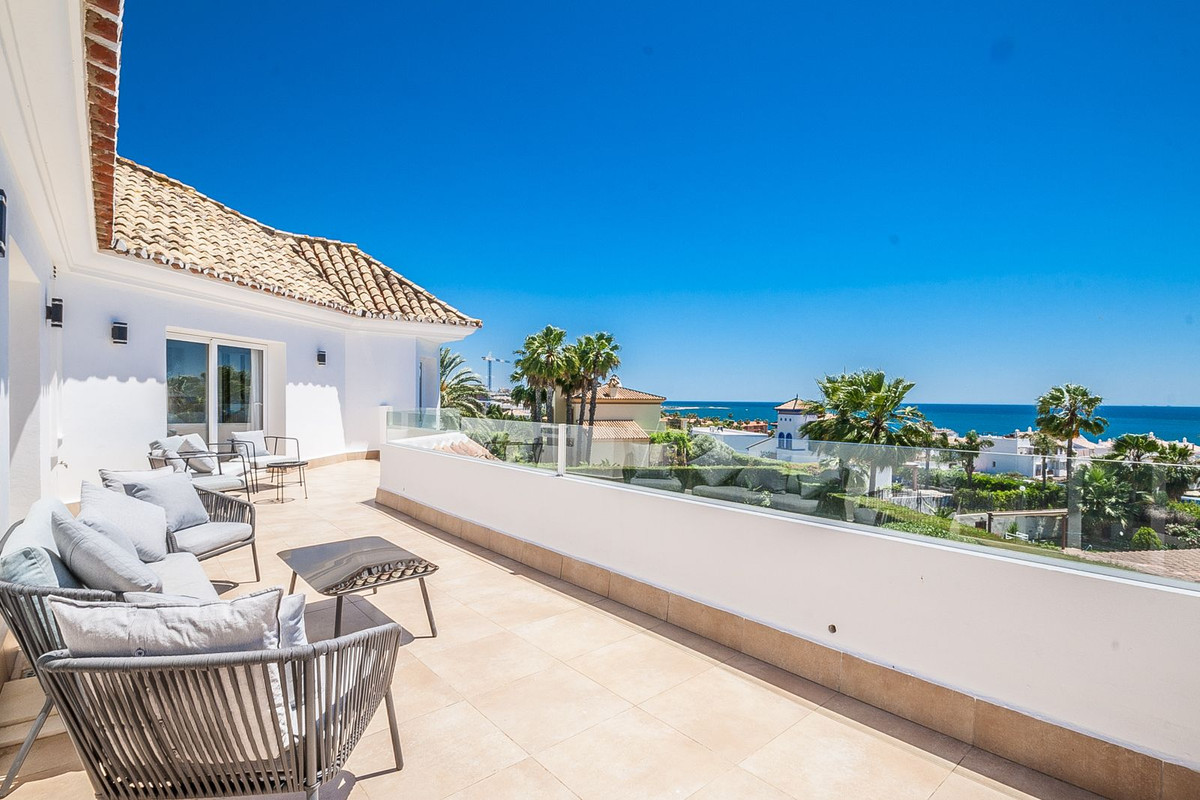Villa in Estepona - view 1