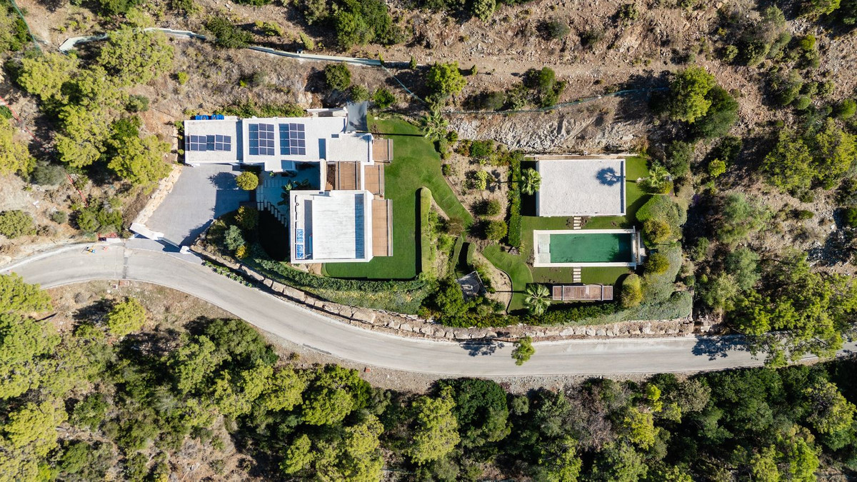 Villa in Benahavis - view 1