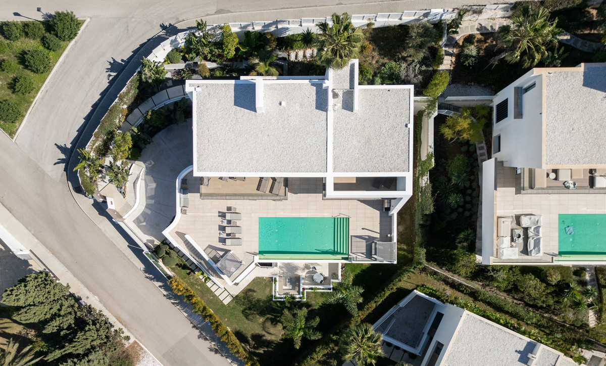 Villa in El Paraiso - Image 3