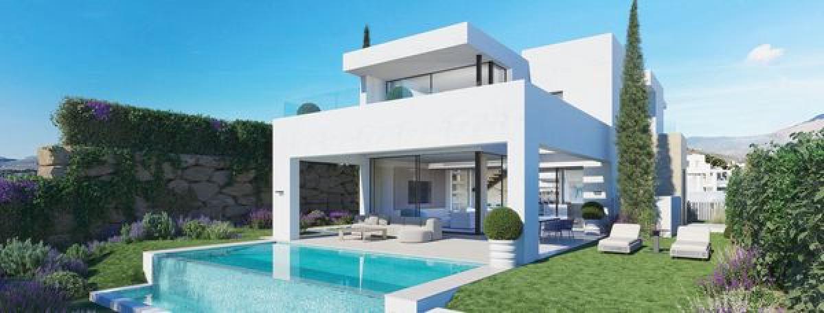 Villa in Estepona - view 1