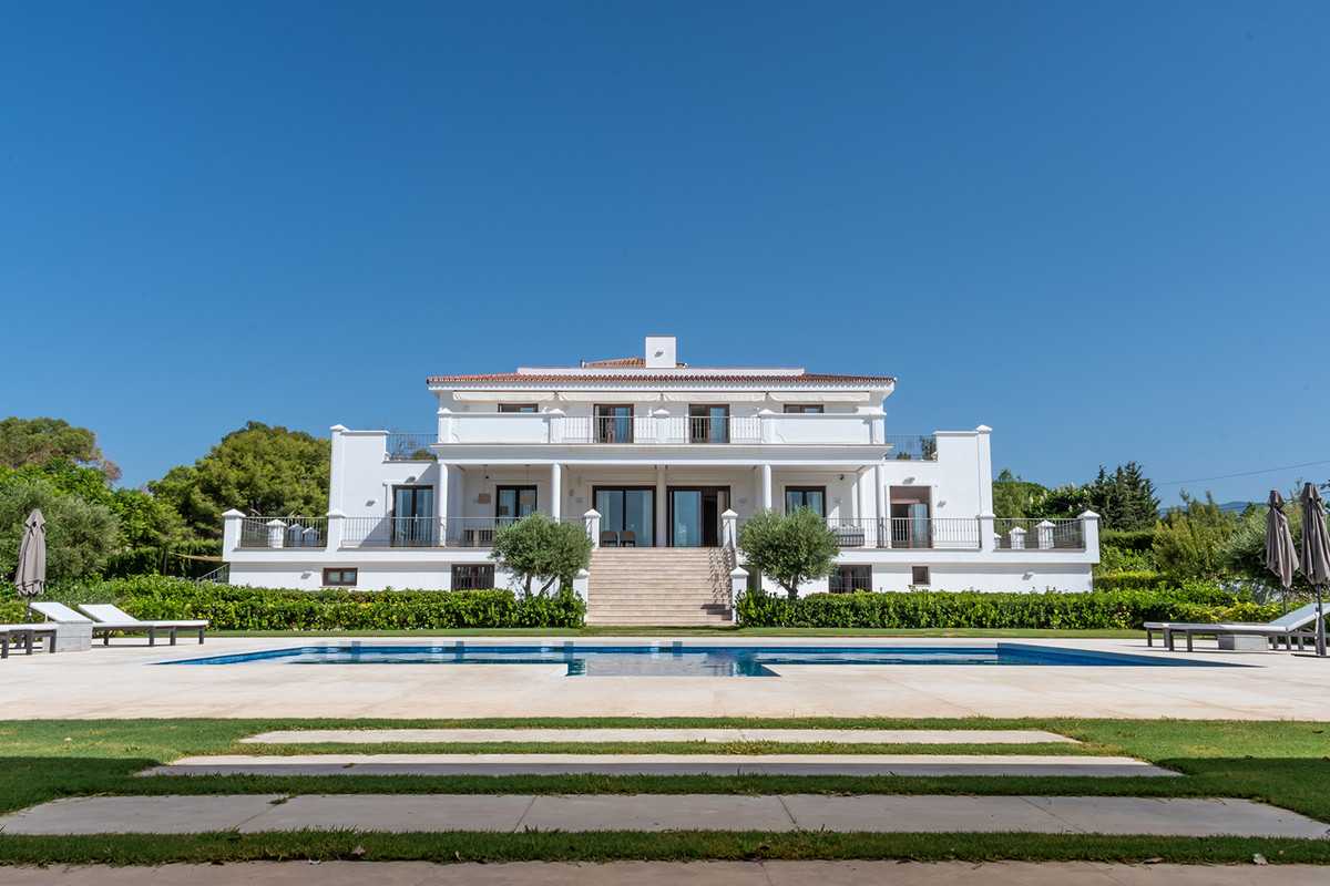 Villa in Guadalmina - view 1