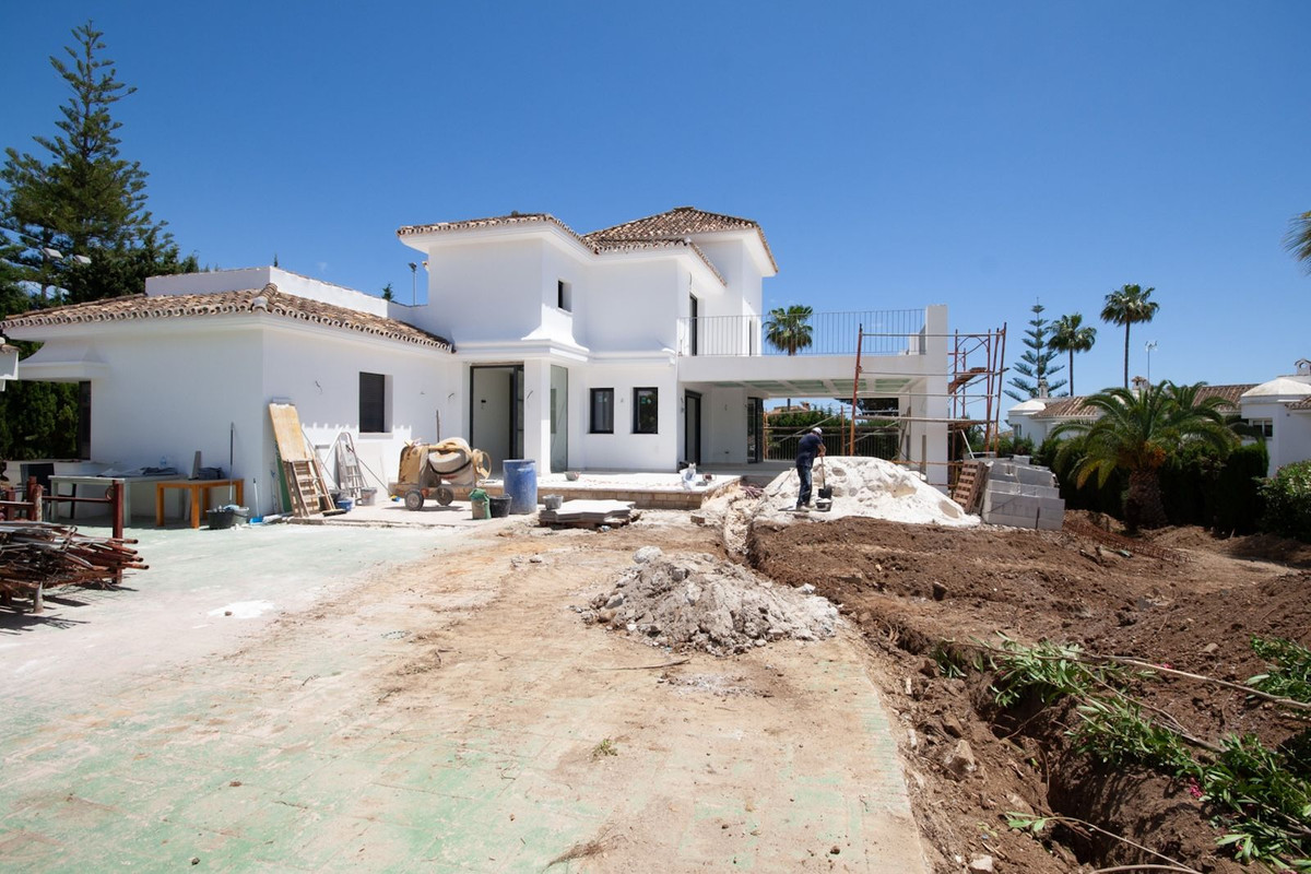 Villa in Elviria - view 1