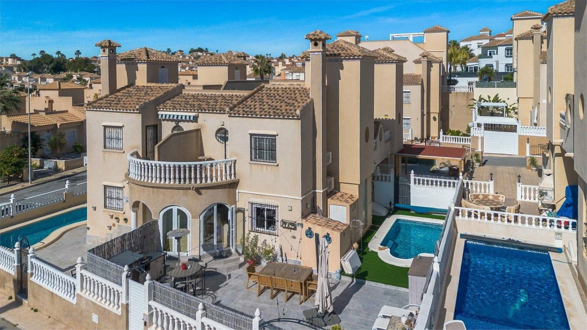 Villa in Villamartin - view 1