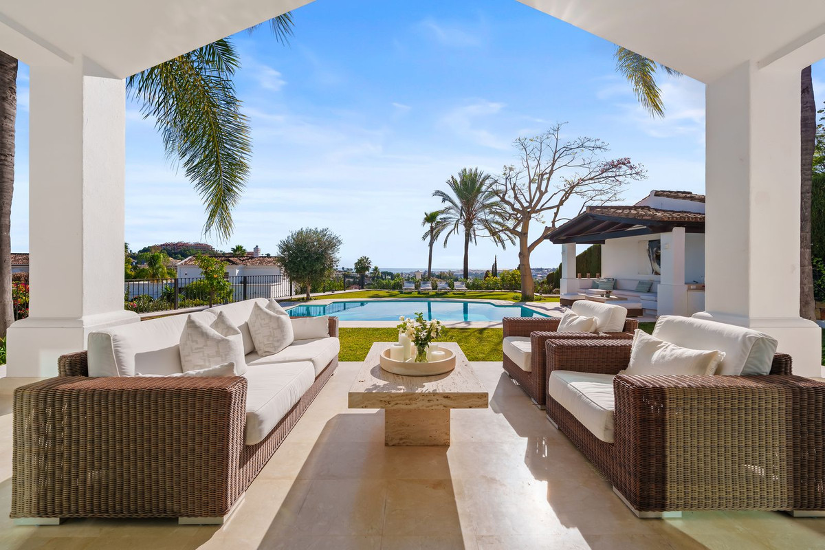 Villa in Nueva Andalucia - view 1
