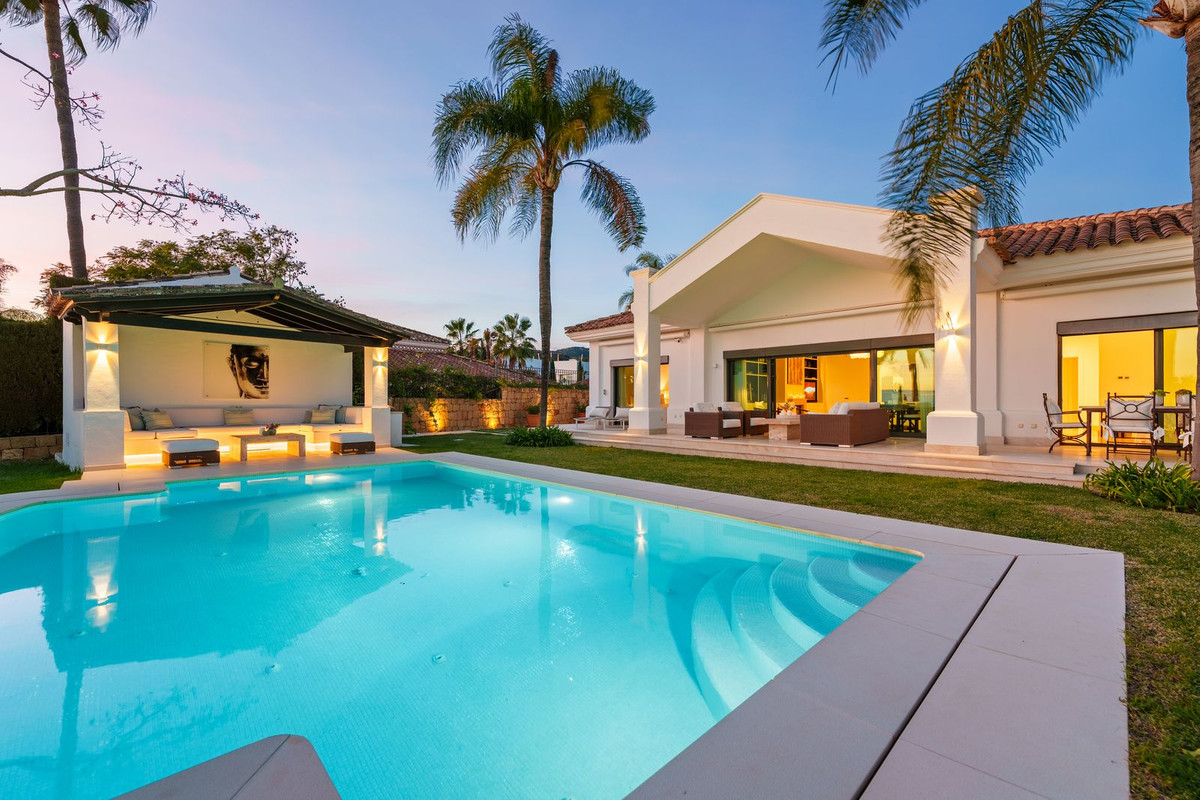 Villa in Nueva Andalucia - Image 3