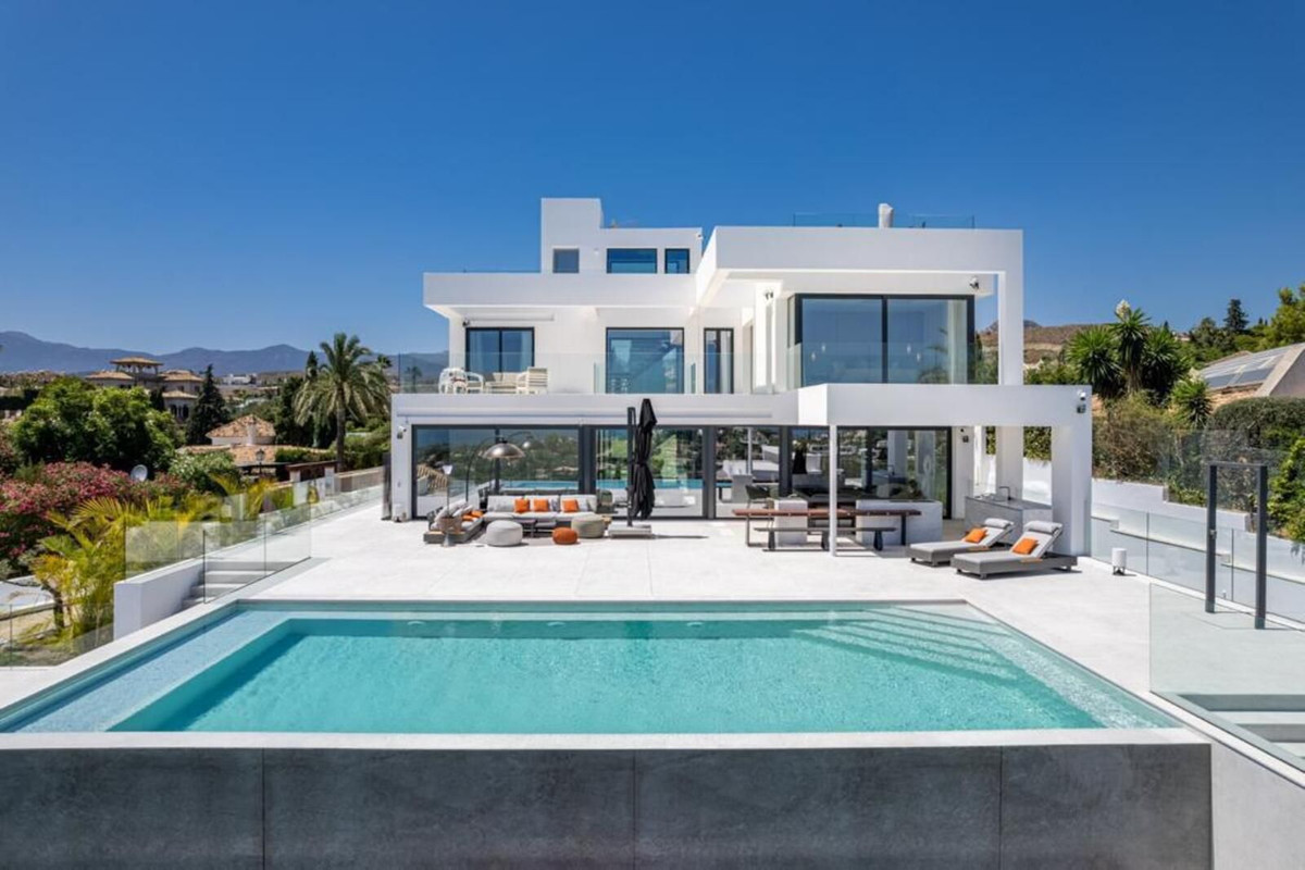 Villa in Benahavis - view 1