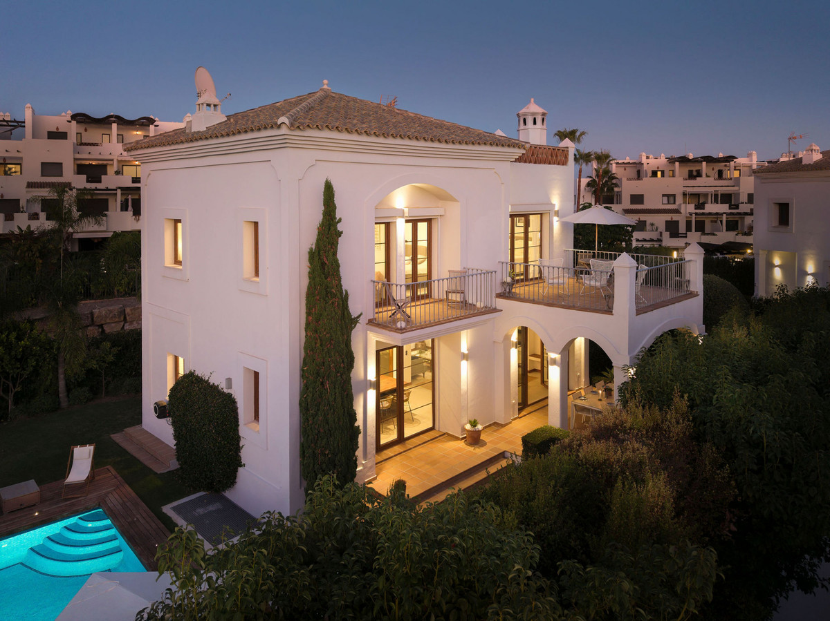 Villa in Estepona - view 1
