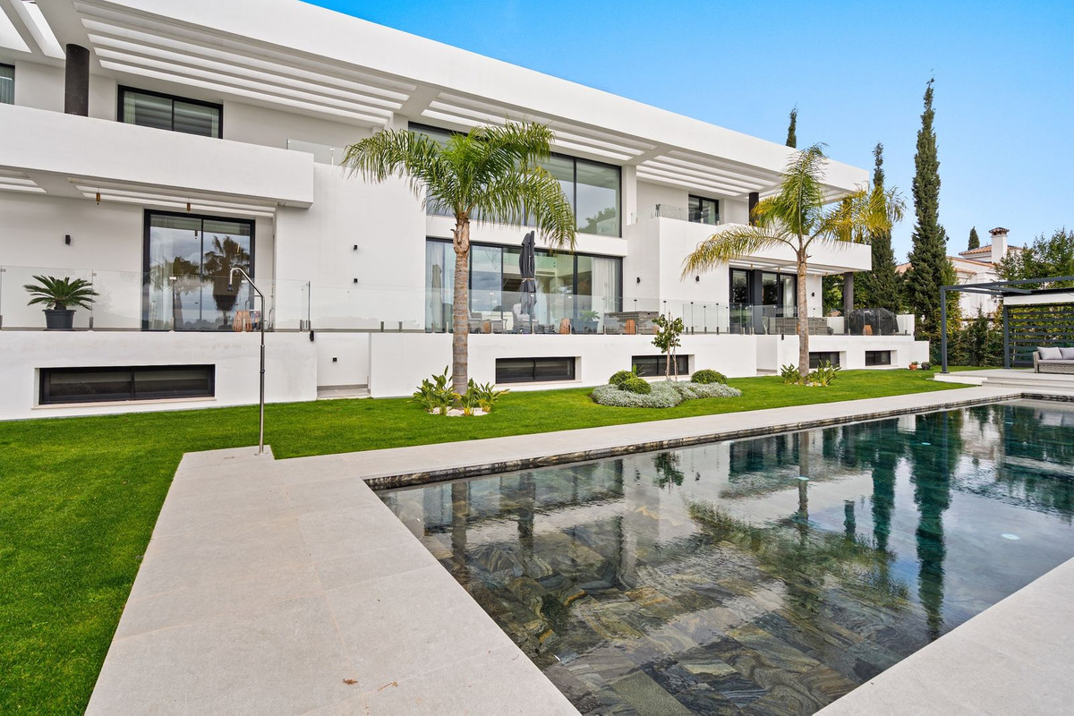 Villa in Estepona - view 1