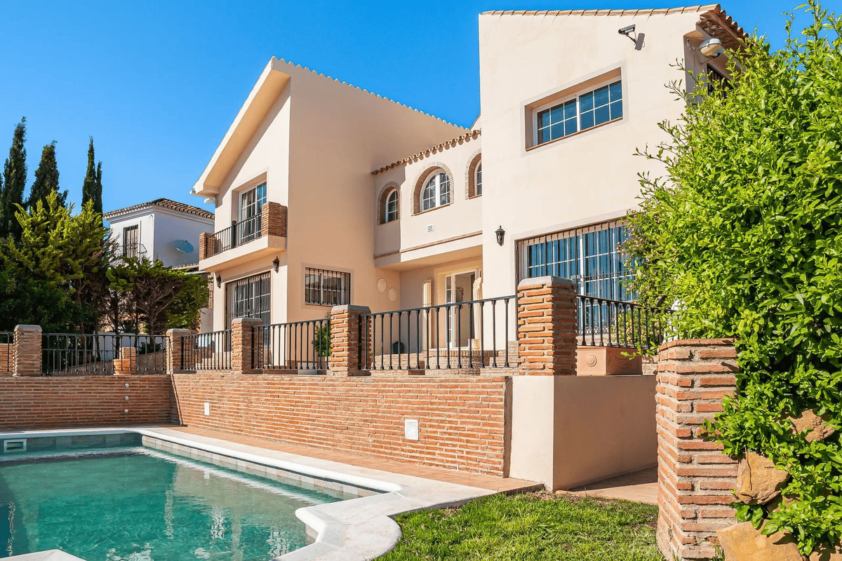 Villa in Estepona - view 1