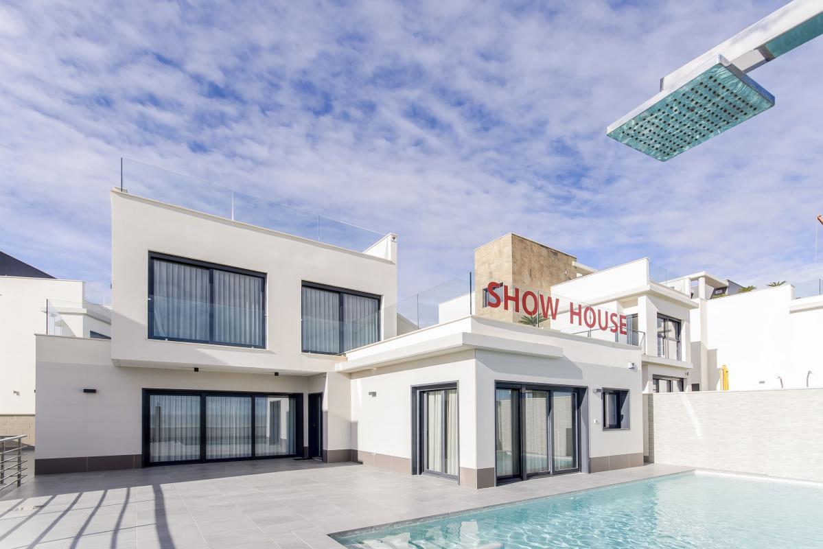 Villa in San Miguel de Salinas - view 1