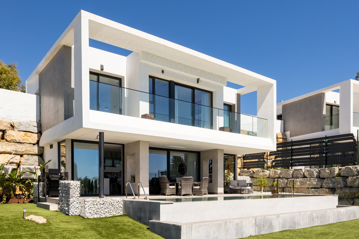 Villa in Estepona - view 1