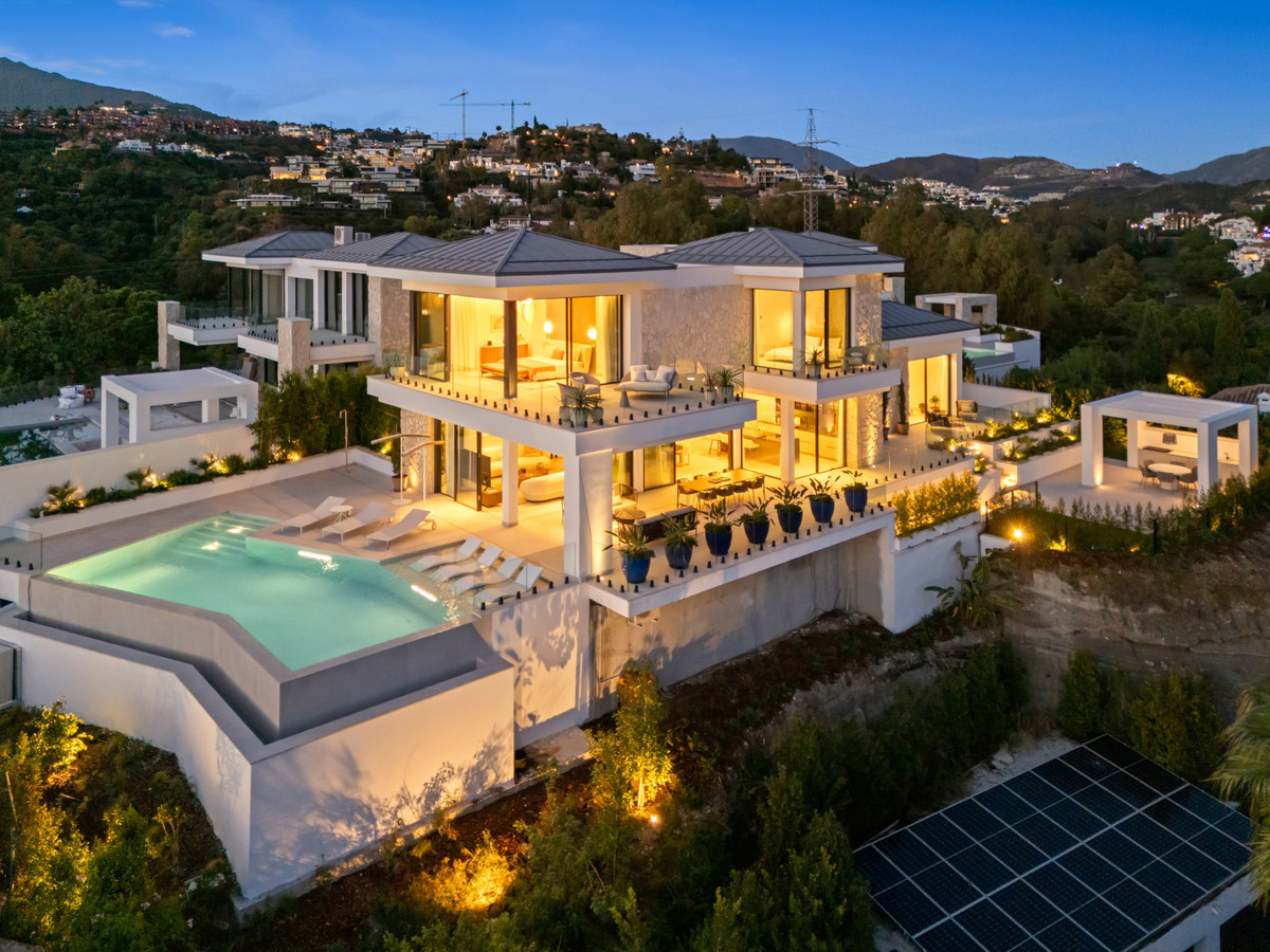 Villa in Benahavis - view 1