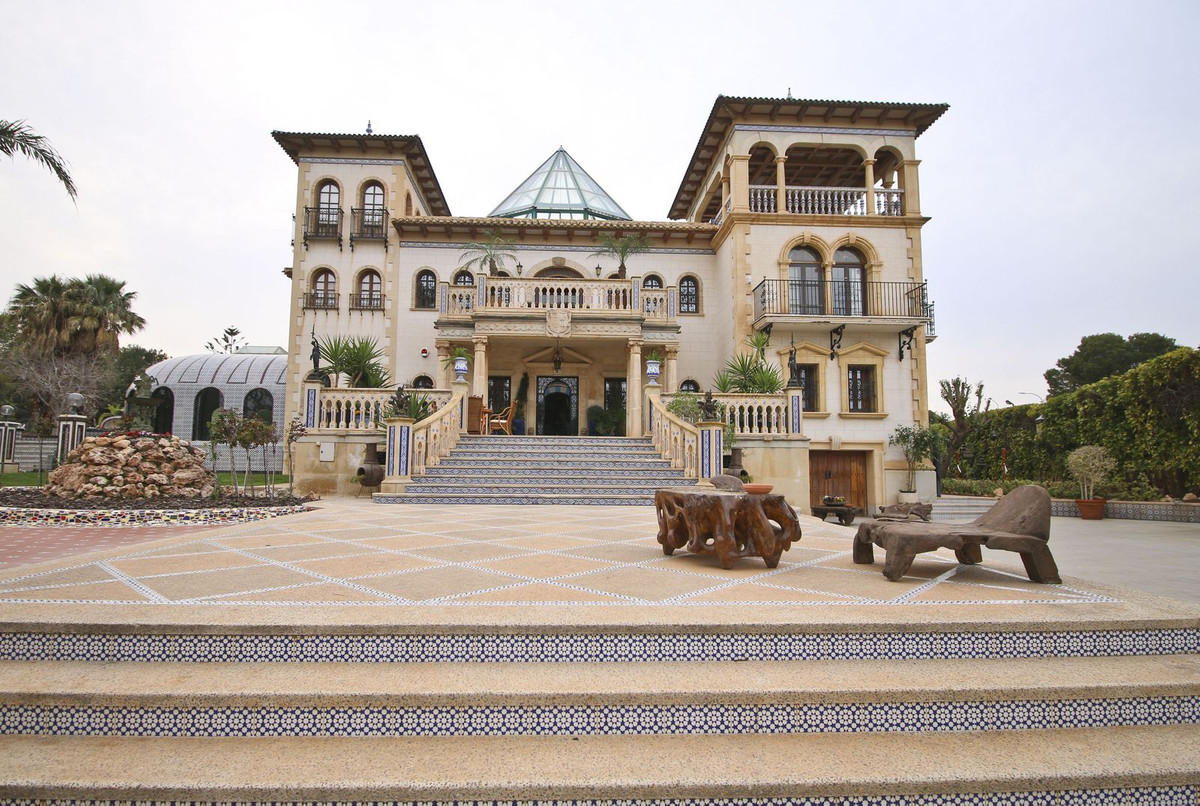 Villa in Villamartin - view 1