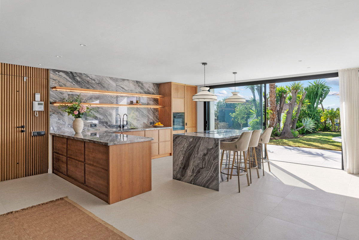 Villa in Nueva Andalucia - Image 3