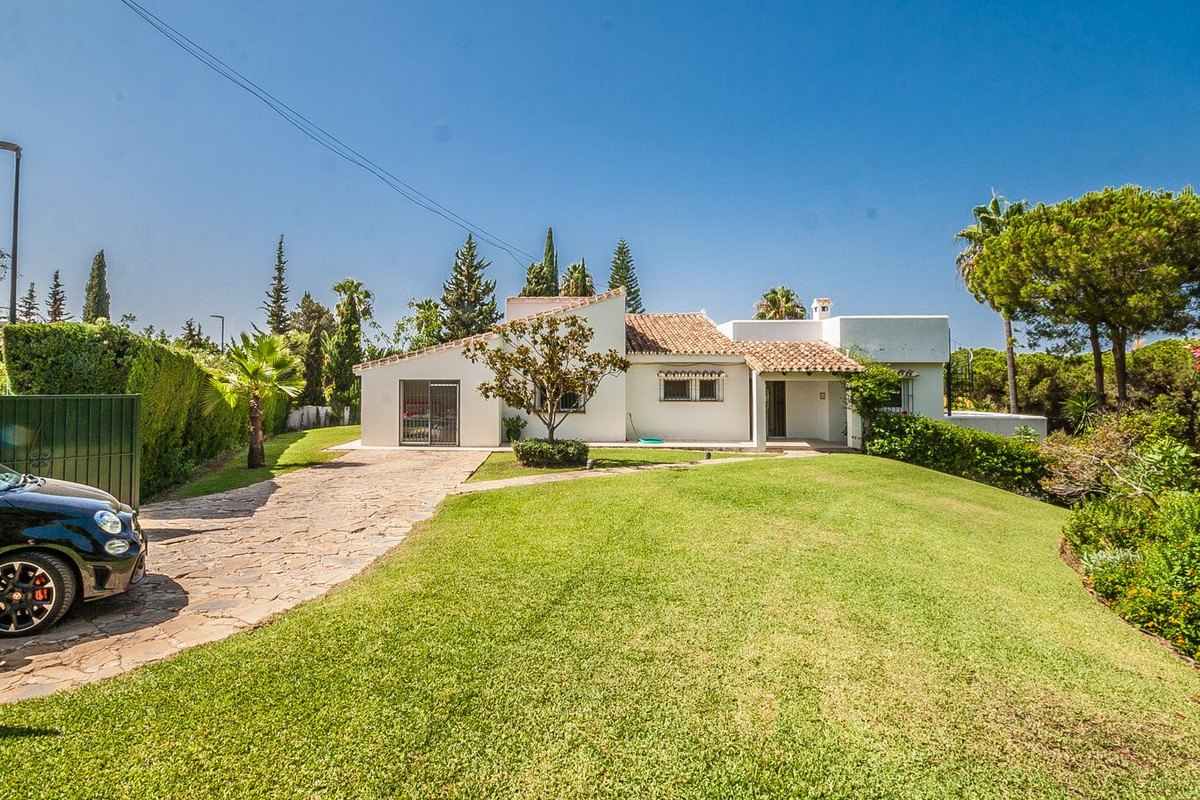 Villa in Elviria - Image 3