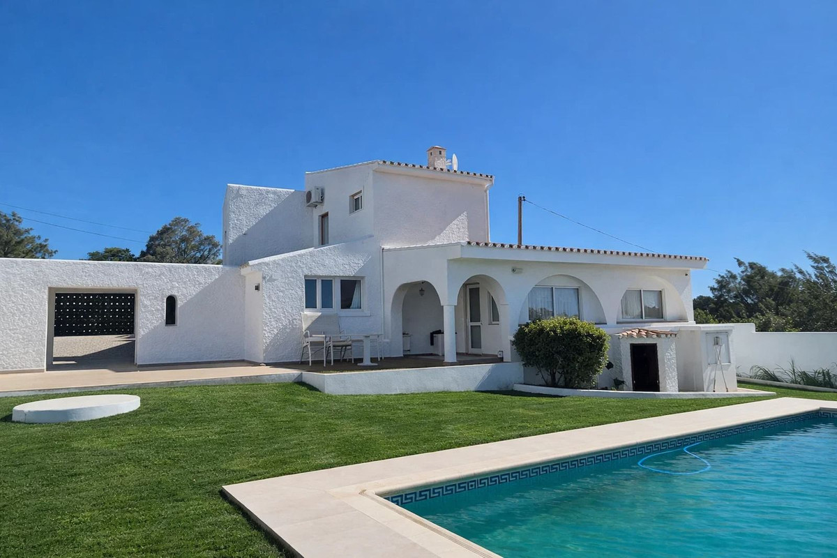 Villa in La Duquesa - view 1